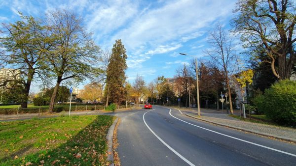 In nördlicher Richtung wird der Radweg bis zur Bautzner Straße geführt.