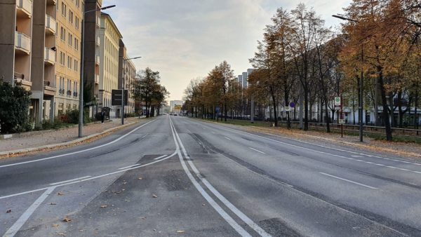 Albertstraße ohne Autos und Fahrräder