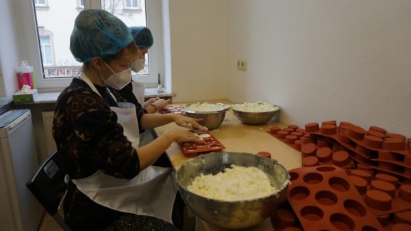 Heute erfüllt Zitronengras-Duft die Küche. Die gesamte Produktion wird in Handarbeit erledigt. 