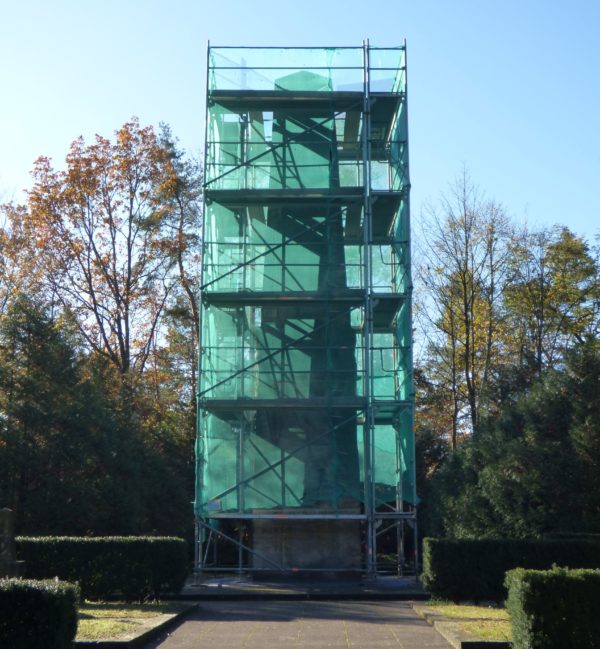 Garnisonsfriedhof:  Der für die Restaurierung eingerüstete Obelisk - Foto: Heike Richter