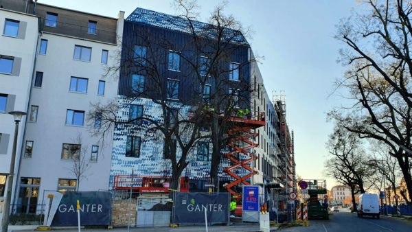 Das Eckhaus an der Stetzscher Straße, Friedrich-Wolf-Straße ist noch nicht fertig. Zur Baustellenabsicherung steht eine mobile Kameraüberwachungseinheit auf dem Gelände.