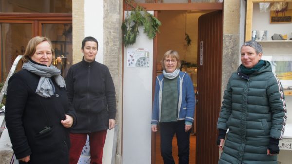Dorit Schubert, Susanne Petzold, Ulrike Rüttinger und Saskia Bach vor dem Adventsladen in der UR Galerie. Foto: Philine