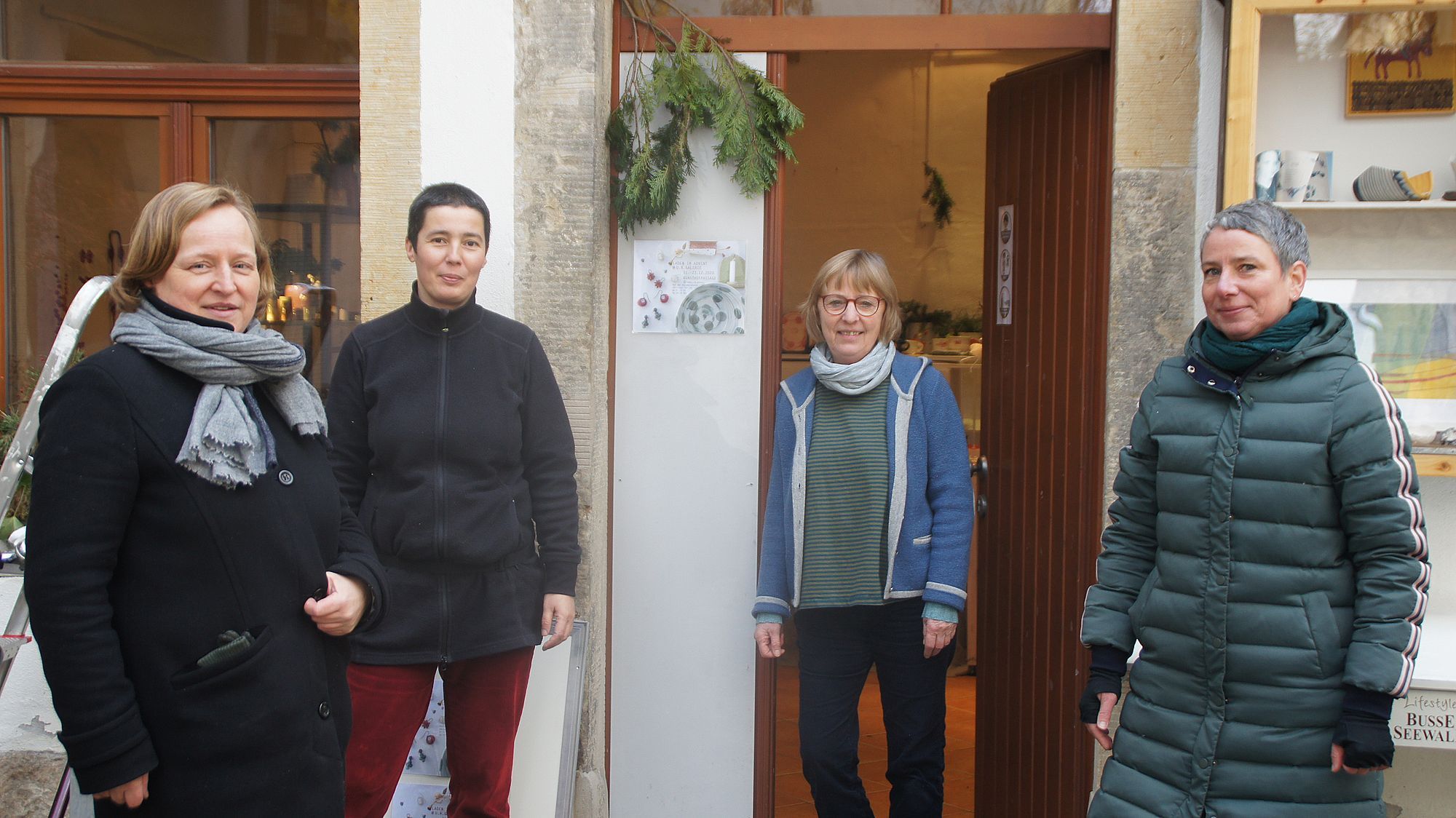 Dorit Schubert, Susanne Petzold, Ulrike Rüttinger und Saskia Bach vor dem Adventsladen in der UR Galerie. Foto: Philine