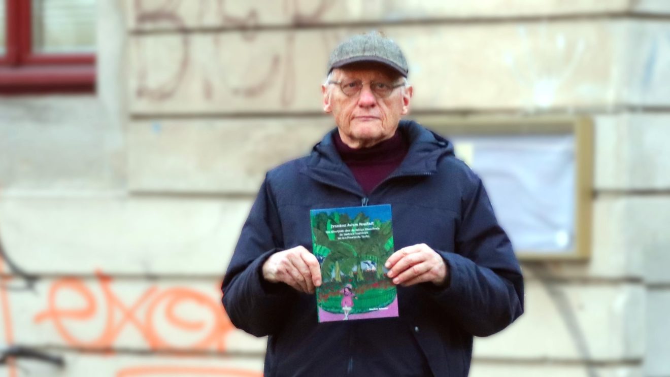 Joachim Schuster mit seinem neuen Buch vorm Stadtteilhaus.