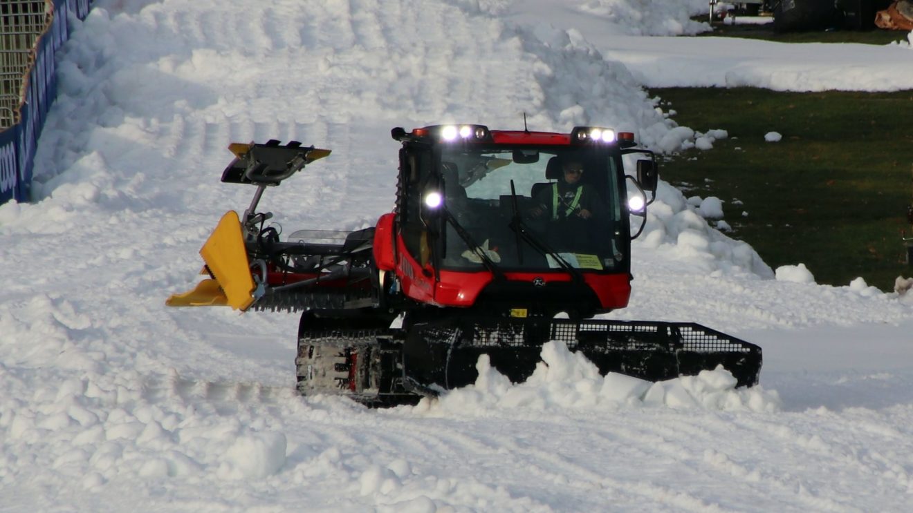 Seit Mittwochabend werden 4.500 Kubikmeter Schnee am Elbufer breit gefahren.