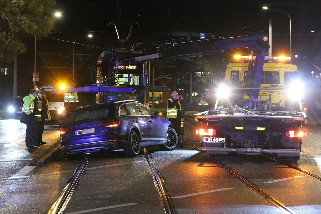 Mit einem Abschleppwagen wurde der PKW schließlich geborgen. Foto: Roland Halkasch