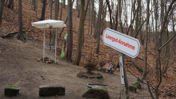 Liebevolle Leergutstation inklusive Weihnachtsbaum - Foto: Jonas Breitner