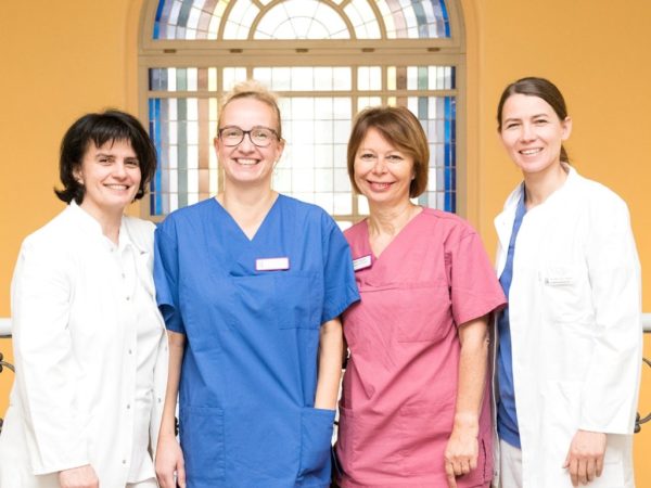 Das Geburtshilfe-Team am Diakonissenkrankenhaus Dresden: Chefärztin Ágnes Zirkel, Stationsleiterin Yvonne Schultze, Leitende Hebamme Steffi Gülzow und Dr. med. Anna Treptow, Leitende Oberärztin der Neonatotologie (von links) Foto: Diakonissenkrankenhaus