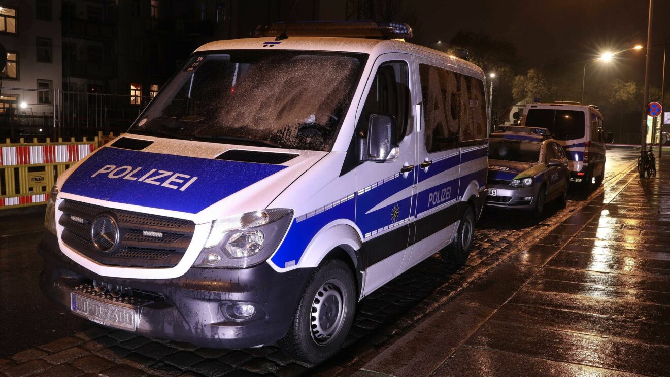 Beschmiertes Polizeifahrzeug - Foto: Tino Plunert