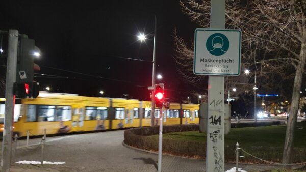 Maskenpflicht im Freien auf gekennzeichneten Plätzen und immer wenn sich mehrere Menschen näher kommen.