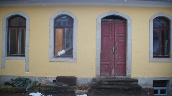 Hinter diesen Pforten liegt ein kleiner Saal, der als Konzert- und Übungsraum renoviert wird. Foto: Philine