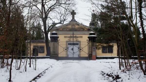 Der Verein Denk Mal fort hat die Trauerhalle auf den Nordfriedhof als Kulturort umkonzipiert. Foto: Philine