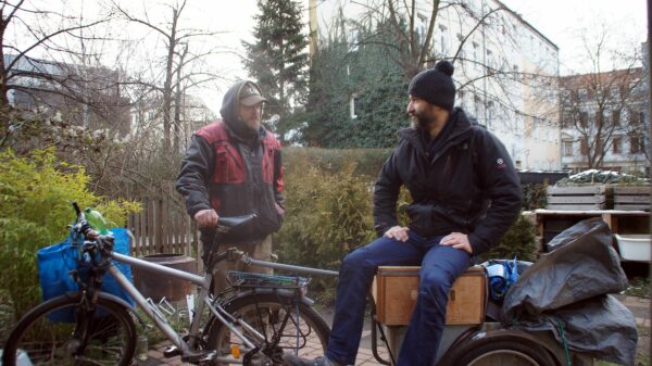 Rex und Lars mit Rex' "Schneckenhaus". Foto: Philine