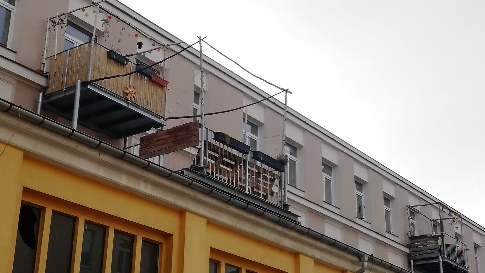 Die verweisten Balkone im Innenhof der GH9.