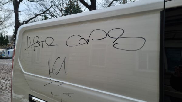 Hate-Cops-Tag an Kleinbus auf der Conradstraße