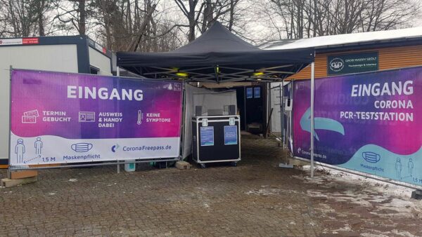 Eingang Teststation im Oka  mit Check-In-Fenster