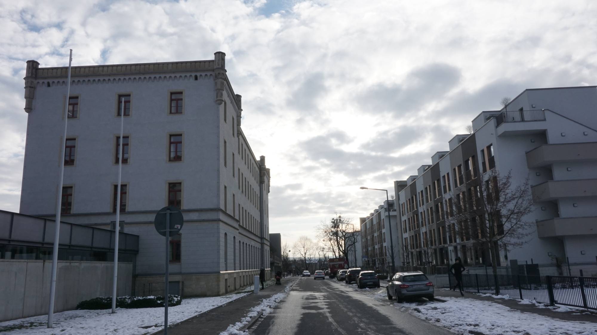 Die klaren Linien der Architektur auf der Hans-Oster-Straße passen gut zum kalten Winterlicht.