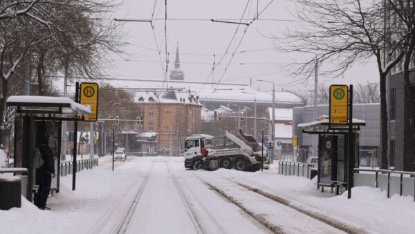 Ein Laster im Gleisbett auf der Großenhainer Straße. Foto: Tino Plunert