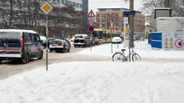 Eingeschneite Fußwege, aber die Bahn auf der Königsbrücker fährt. Foto: Philine