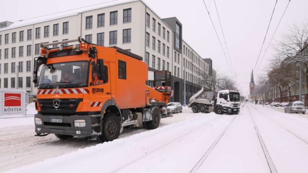 Der verunglückte LKW muss abgeschleppt werden. Foto: Tino Plunert