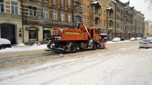 Winterdienst im Einsatz auf der Königsbrücker Straße - Foto: Philine