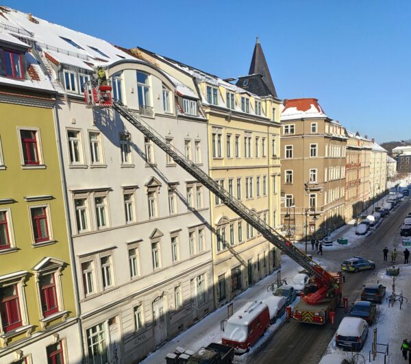 Eiszapfeneinsatz der Feuerwehr in der Hechtstraße - Foto: Carsten