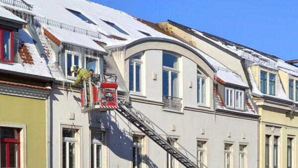 Eiszapfeneinsatz der Feuerwehr in der Hechtstraße - Foto: Carsten