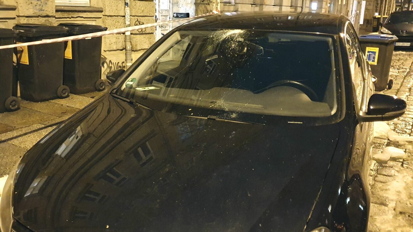 Beschädigtes Auto auf der Sebnitzer Straße