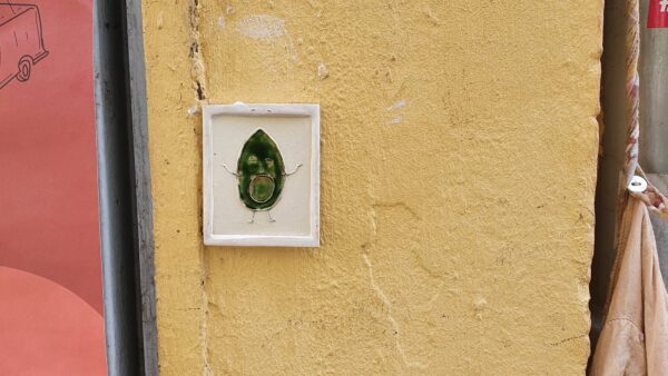 Fertige Avocado-Fliese an der Martin-Luther-Straße, kurz vor  der Louisenstraße. hängt an der Martin-Luther-Straße