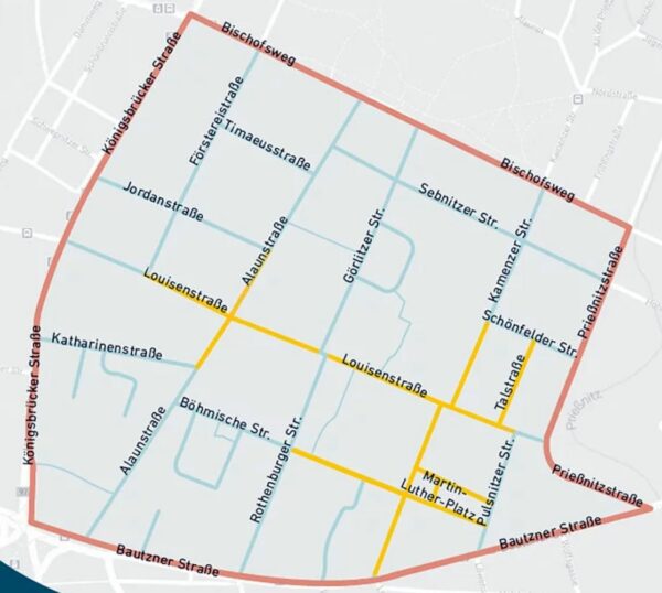 Rot: Begrenzung des Projektgebietes. Gelb: Kerngebiet - verkehrsberuhigter Bereich, Vorrang für Fußgänger*innen, Schritt-Tempo für Fahrzeuge, allgmeines Parkverbot, Ausnahme: Behindertenparkplätze, private Stellplätze. Blau: Aktionsgebiet: Straßen sind befahrbar, einzelne Parklücken können genutzt werden (Sondernutzungsantrag nötig)