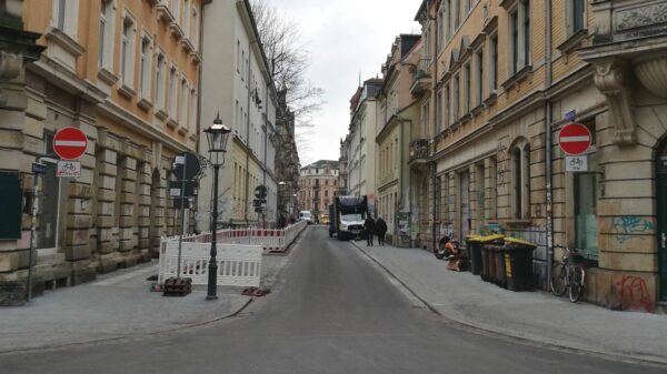 Die Pulsnitzer Straße Ende 2017 - bis vergangene Woche hingen die "Fahrrad frei"-Schilder - Foto: Archiv Anton Launer