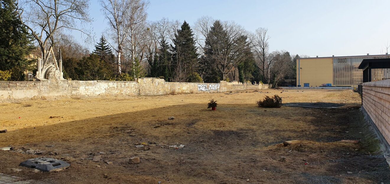 Im Hintergrund der Innere Neustädter Friedhof.