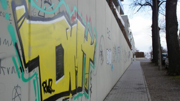 Auf der Mauer, auf der Lauer: Reihenhäuser an der Tannenstraße. Foto: Philine