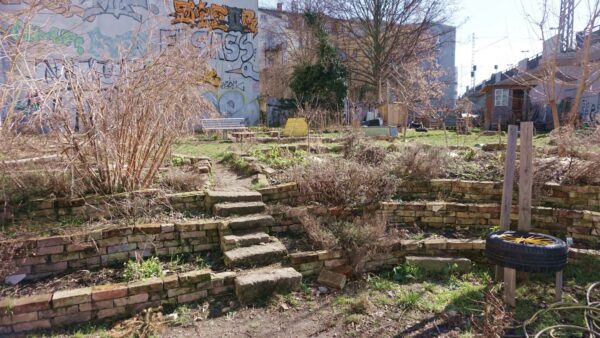 Eine kleines Stück Utopie neben den Bahnschienen.