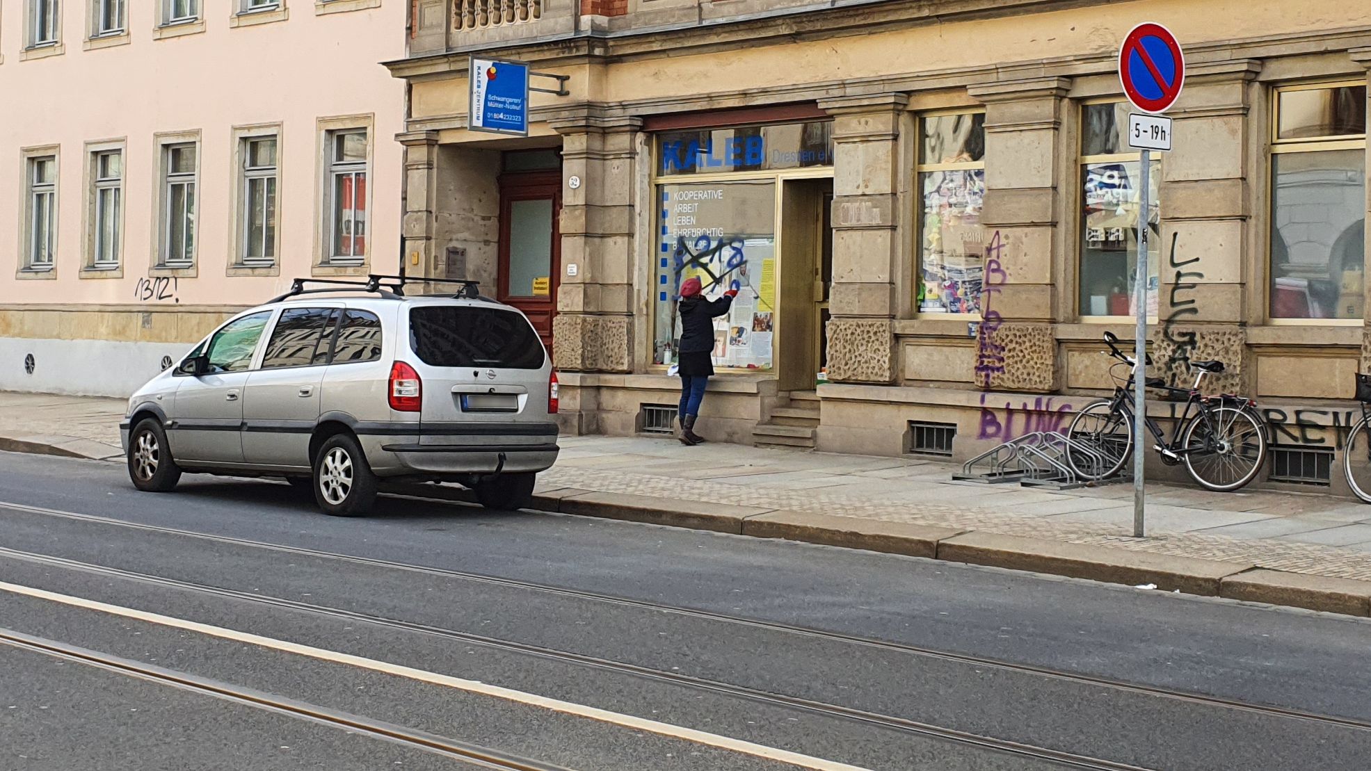 Beschmiertes Schaufenster am Kaleb e.V.