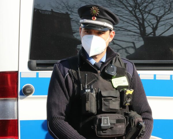 Polizisten, die eine Bodycam tragen, sollen auch ein dazugehöriges Schild tragen.
