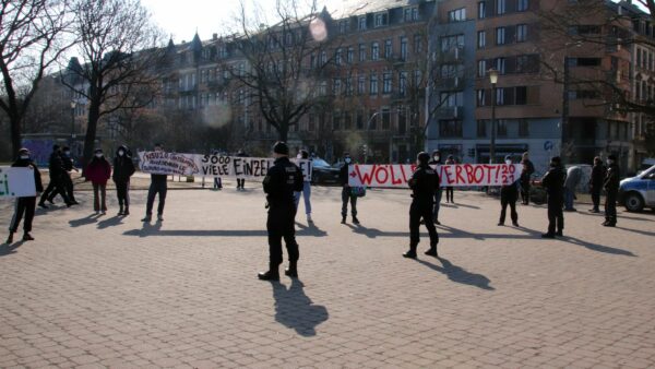 Etwas mehr als 20 Personen protestierten gegen Inneminister Wöller.