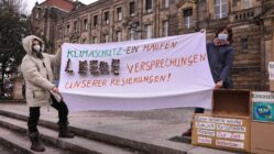 Leere Kartons vor der Staatskanzlei Keine leeren Versprechen mehr - forder "Parents for Future" - Foto: Tino Plunert