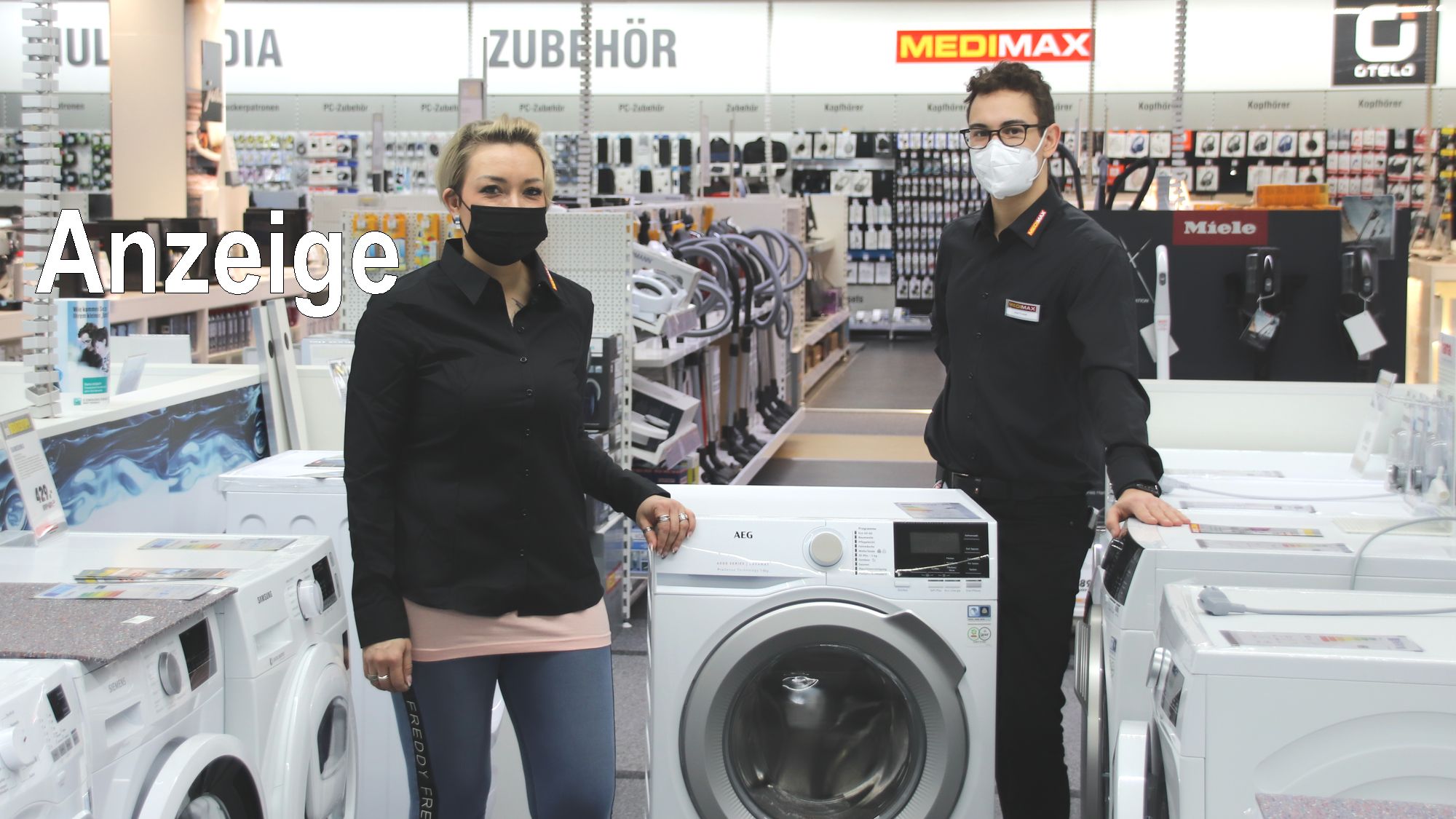Katrin und Josef, zwei vom freundlichen Medimax-Team mit einer Waschmaschine von AEG.