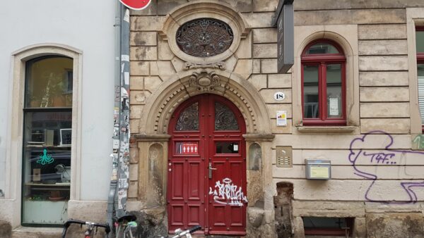 Die Rote Tür des Stadteilhauses - Foto: Jonas Breitner