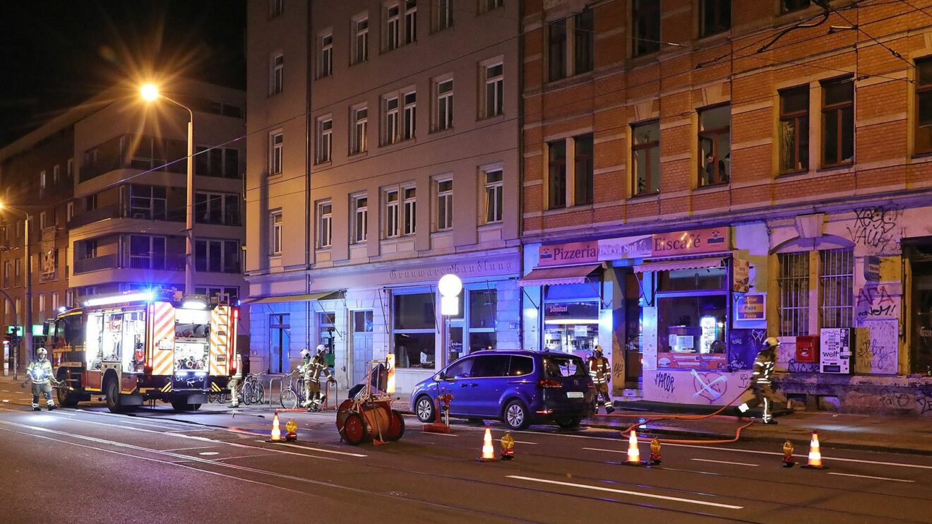 Am Bischofsplatz hat in den frühen Morgenstunden ein Auto gebrannt. Foto: Roland Halkasch