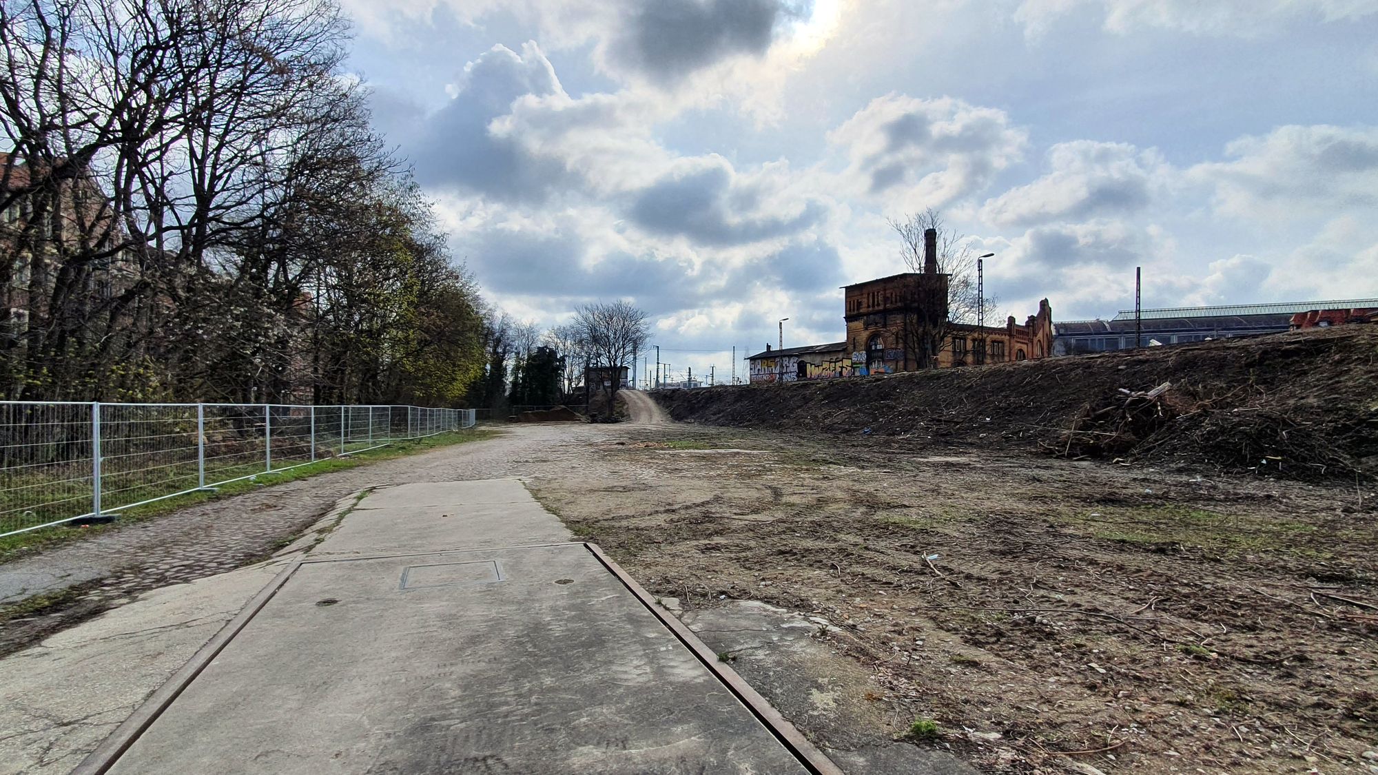 Auf der Brachfläche sollen vier Blöcke mit Wohnungen und Gewerbe und eine neue Straße entstehen.