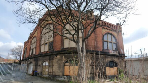 Der Lokschuppen steht unmittelbar neben dem Bahnhof Neustadt hinter einem alten Bahn-Gebäude, dass jetzt vom Justizministerium genutzt wird.