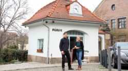 Marcus Heyn und Madeleine Fischer vor ihrem neuen Café am Waldschlößchen.