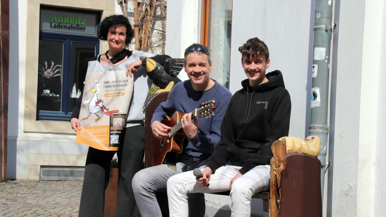 Zeichnerin Anette Maro, Musiker Uwe und Aenaes Fink (v.l.)