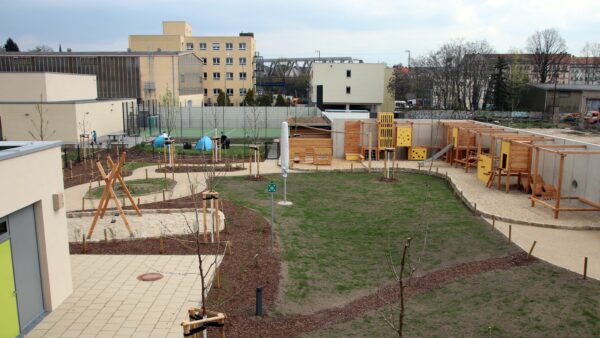 Der schmucke Außenbereich grenzt an die Grundschule.