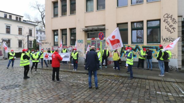 Warnstreik vor den Putzi-Werken