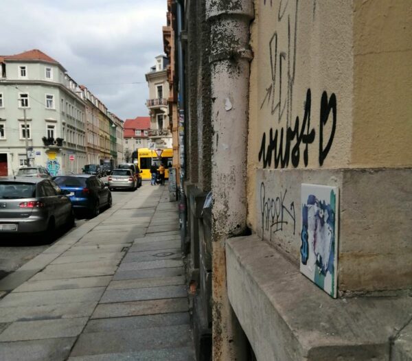 Im Hintergrund der Bischofsweg mit Buchladen und Straßenbahn.