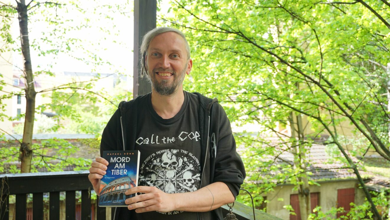 Der freudige Autor und sein Buch - Foto: Jonas Breitner