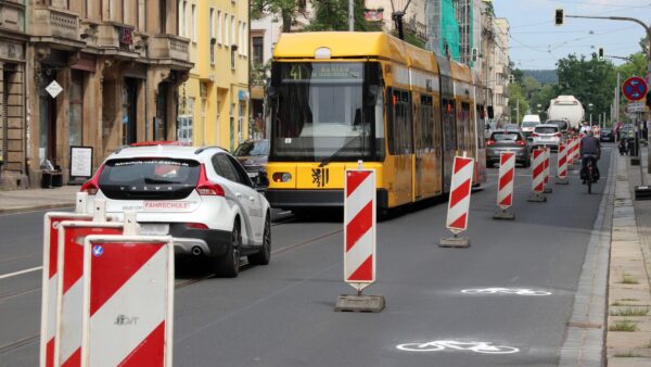 Die Bahn reiht sich in den Stau ein.